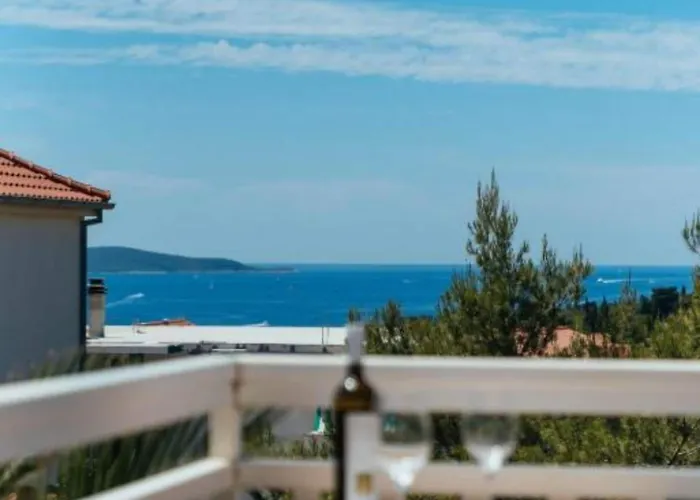 Trogrli - With Balcony And Sea View شقة هفار